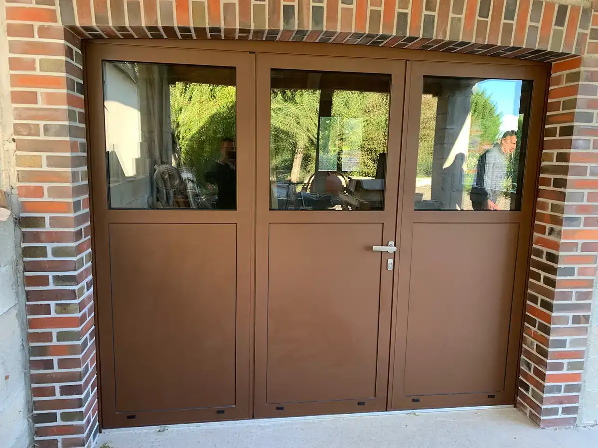 porte garage métal 3 ventaux avec vitres marron