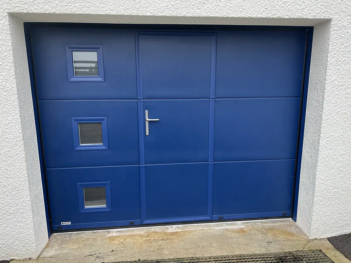 Porte de garage sectionnelle PVC bleue