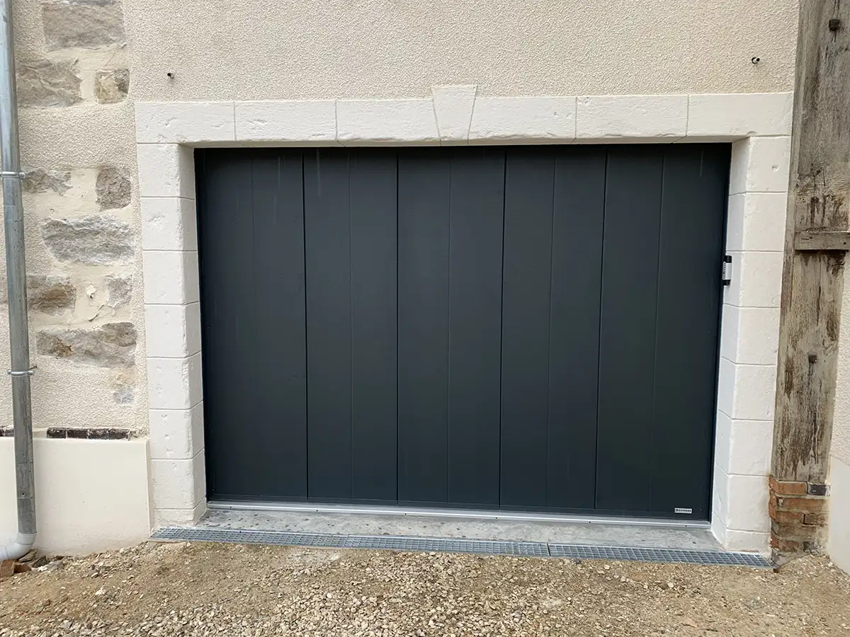 Porte de garage coulissante latérale en PVC gris