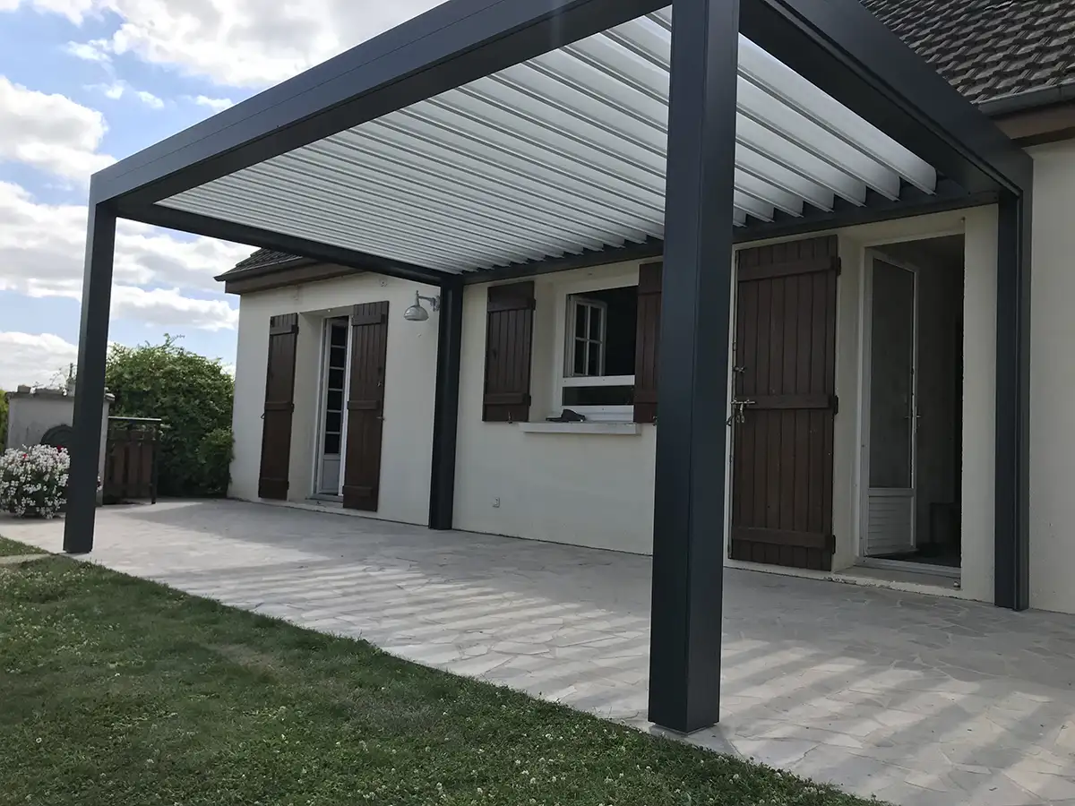 Pergola avec volets orientables