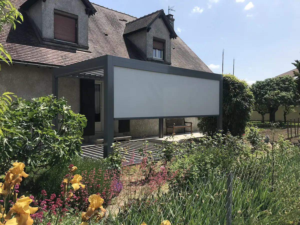 Pergola avec rideaux
