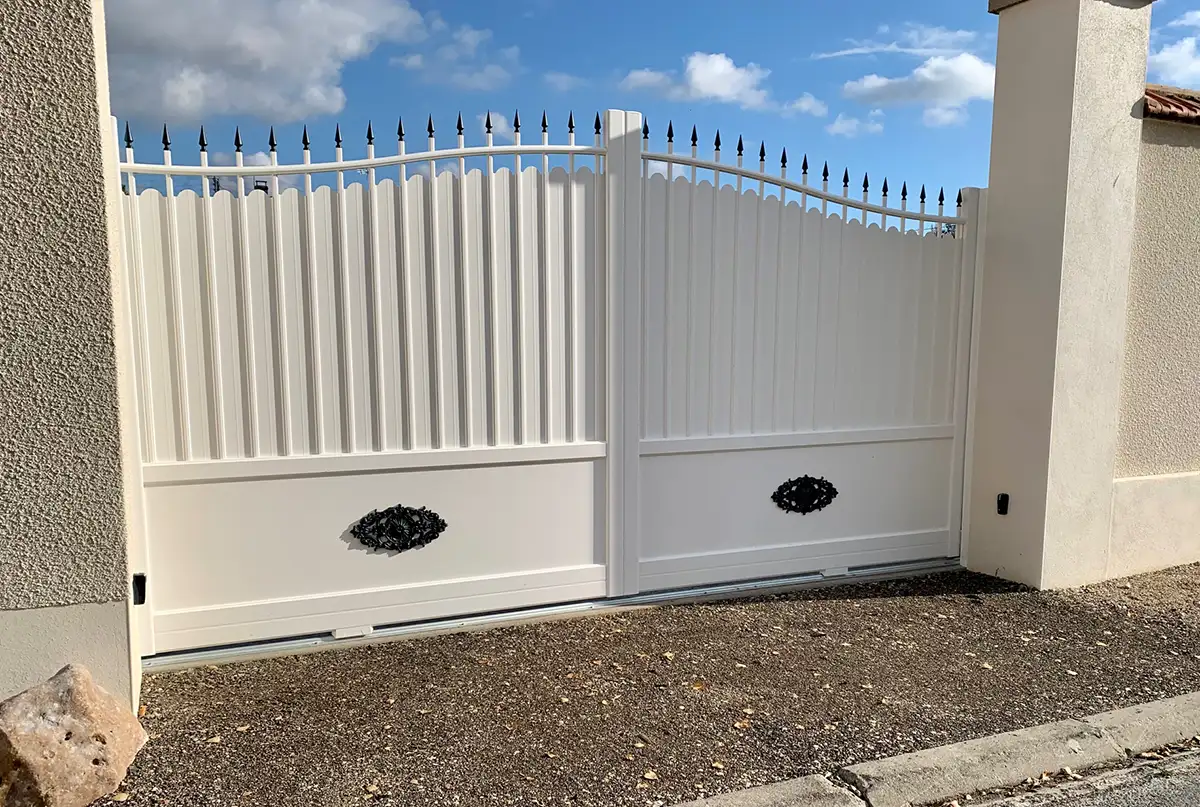 portail aluminium design traditionnel