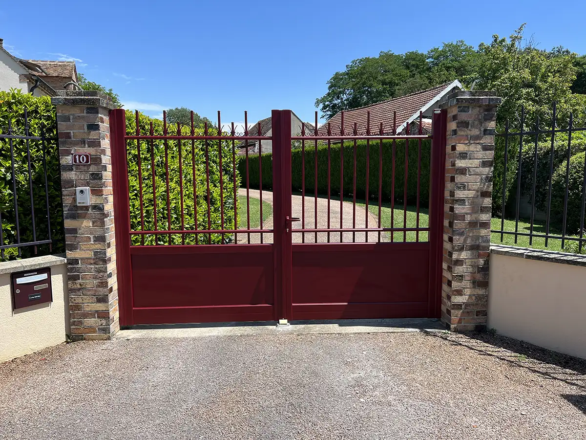 Portail traditionnel battant en aluminium