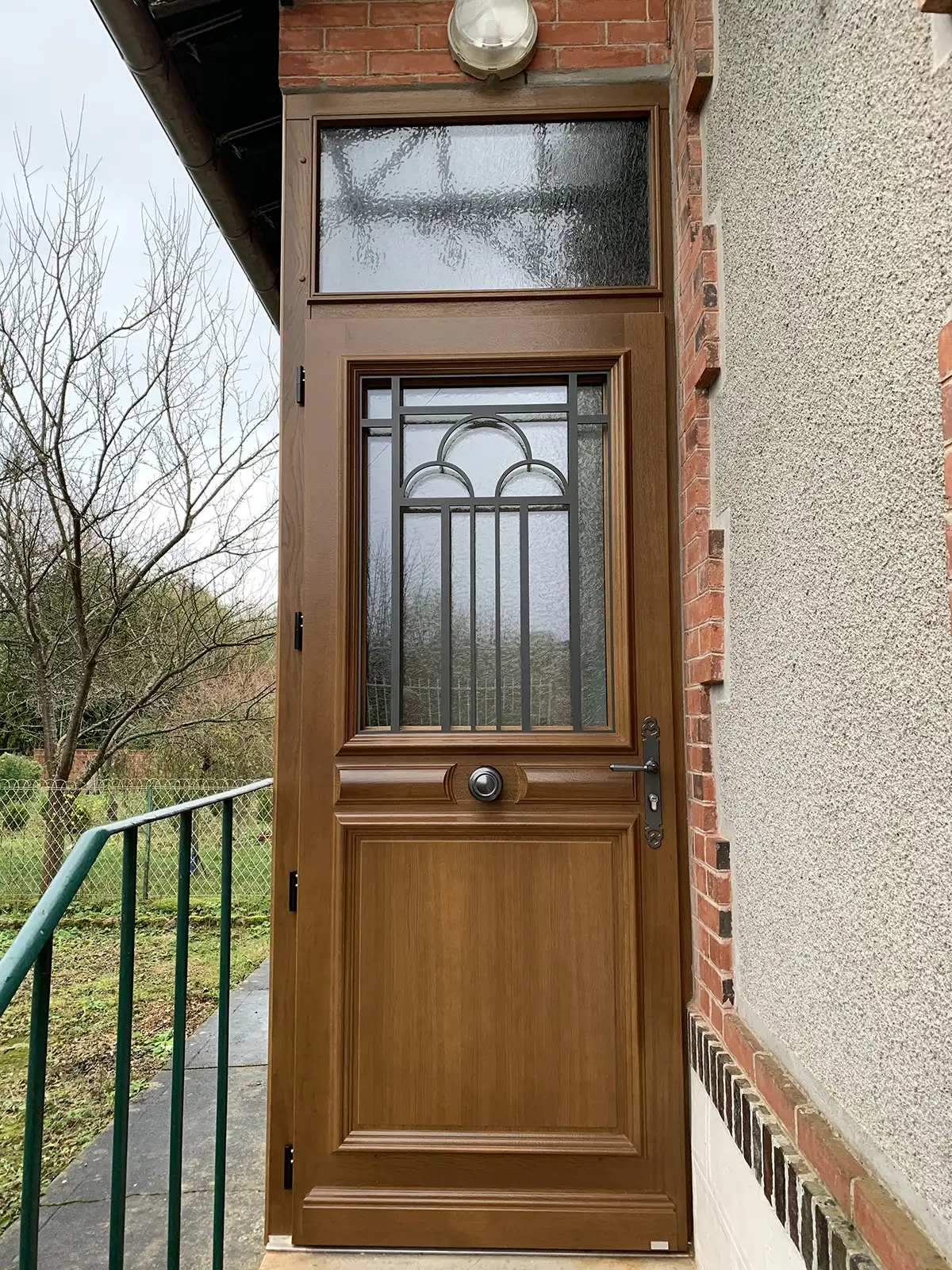 Porte d'entrée en bois avec fer forgé