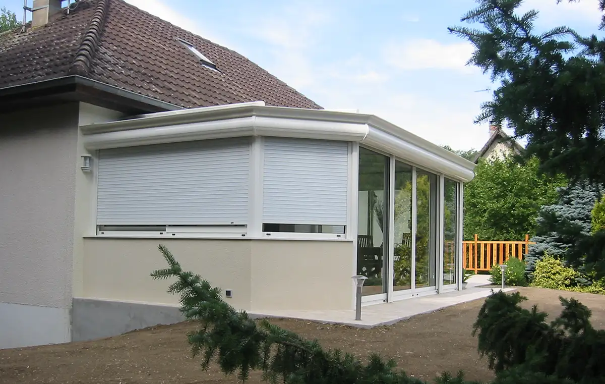 véranda aluminium avec rideaux stores