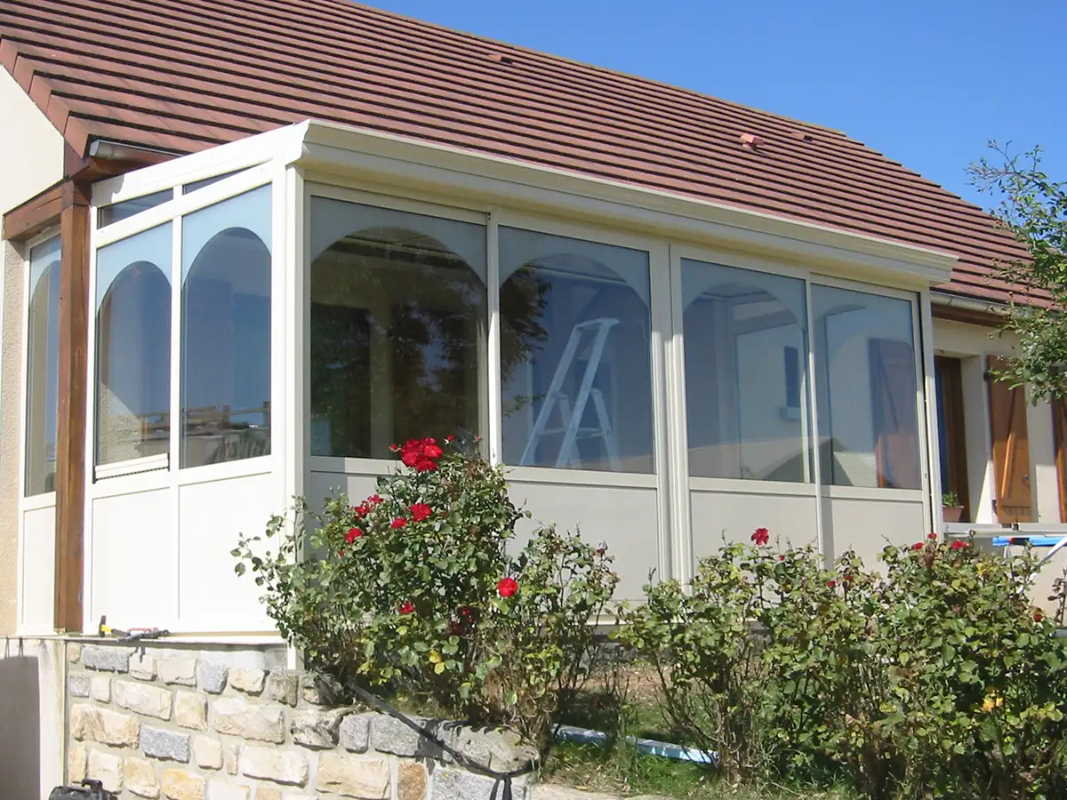 véranda aluminium crème