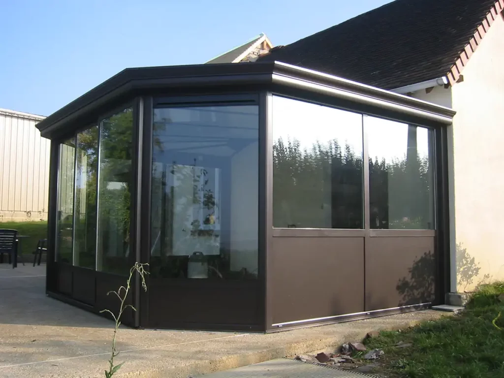 Véranda avec pan coupé en aluminium marron