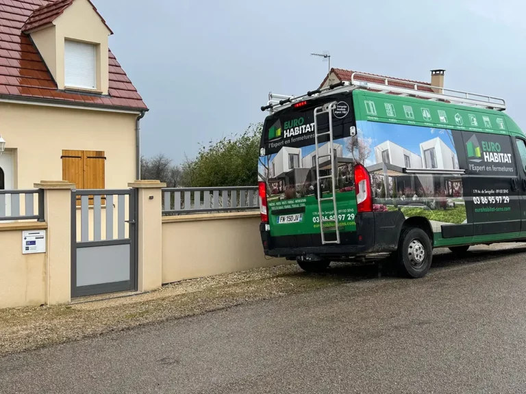 Installation d'un portail, d'un portillon et d'un entourage en aluminium bi-ton par Eurohabitat Sens