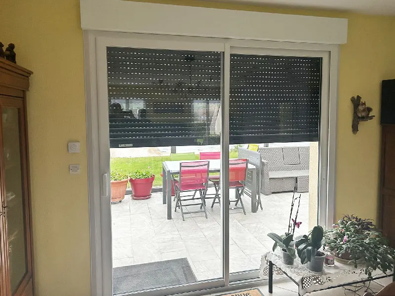 Baie coulissante composite avec volet roulant aluminium à rupture de pont thermique.