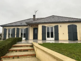 Façade rénovée d’une maison avec menuiseries, volets et porte d’entrée posés par Eurohabitat Sens.