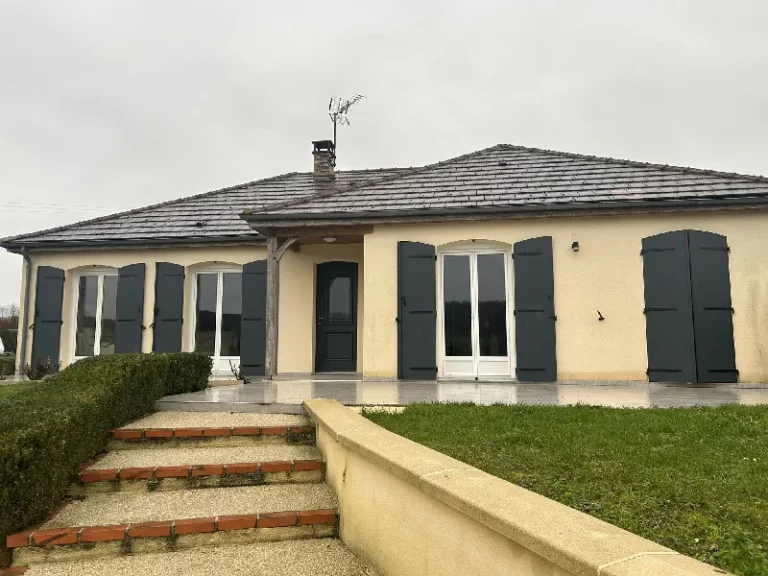 Façade rénovée d’une maison avec menuiseries, volets et porte d’entrée posés par Eurohabitat Sens.