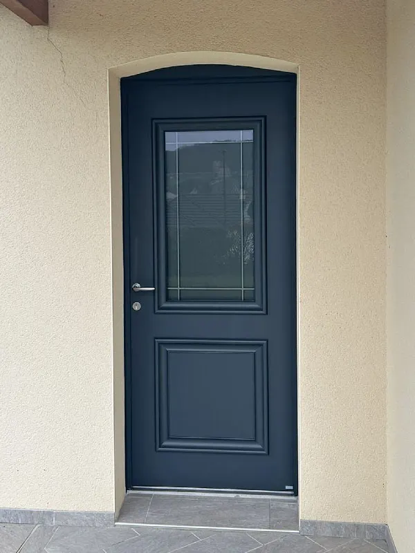 Porte d’entrée aluminium RAL 7016 posée en dépose totale avec vitrage dépoli sécurisé.