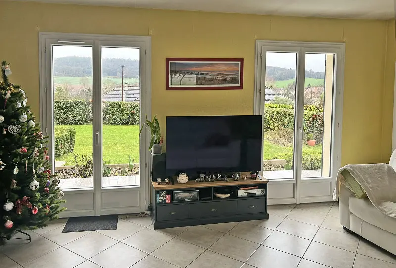 Porte-fenêtres PVC blanc avec seuil aluminium et habillages intérieurs sans dégât.