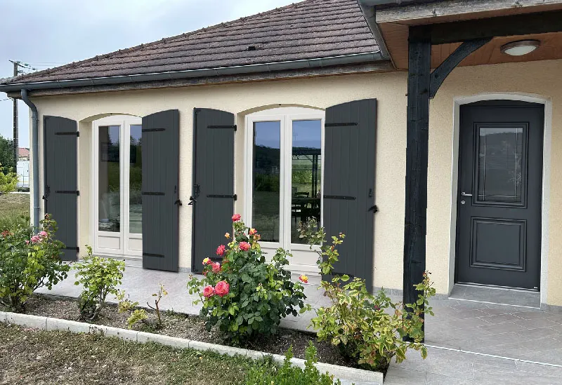 Simulation de façade avec porte d’entrée aluminium RAL 7016 choisie par les clients.
