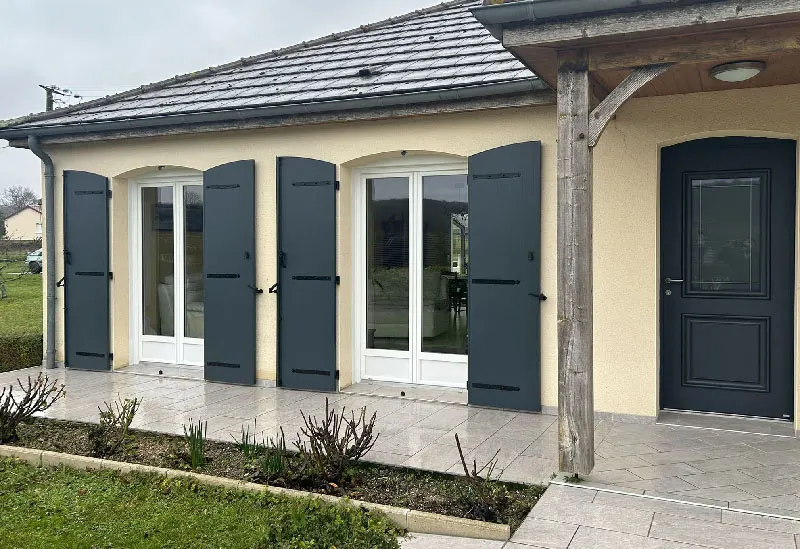 Simulation de façade avec porte d’entrée aluminium RAL 7016 choisie par les clients.