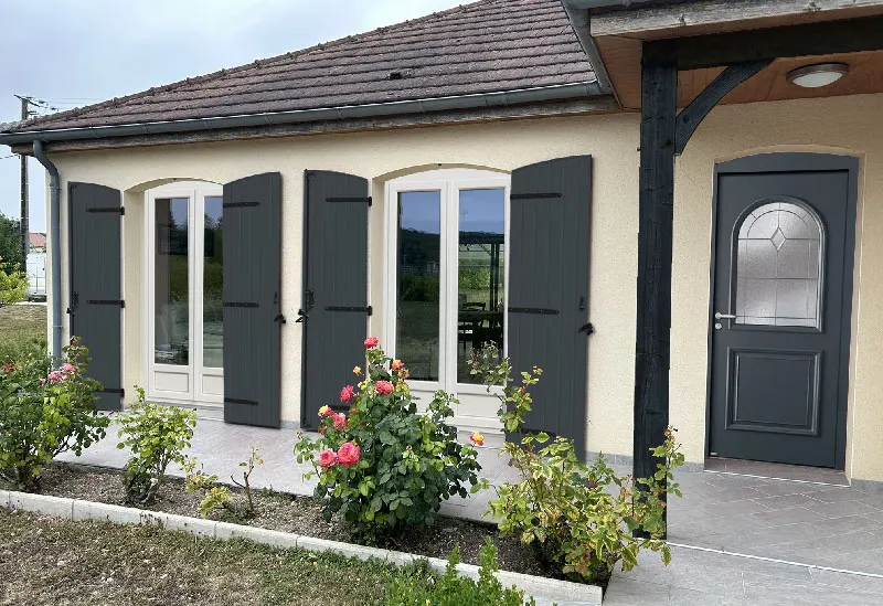 Simulation de façade avec menuiseries et volets couleur RAL 7016.