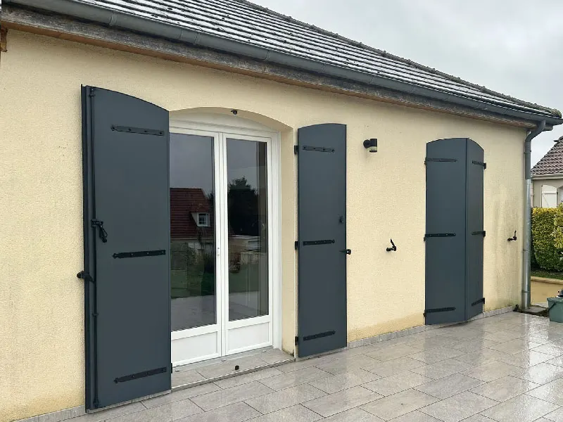 Volets battants aluminium isolé RAL 7016 avec pentures réinstallées à l’identique.