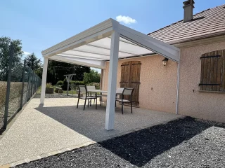 Pergolas avec toit rigide
